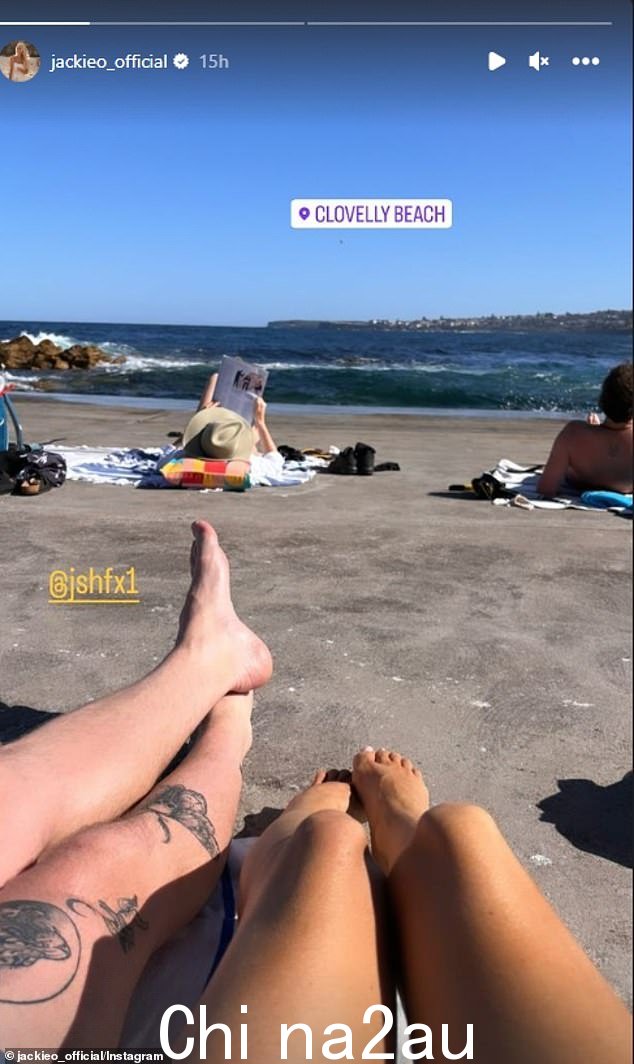 第二天,这位广播明星在悉尼海滩度过了轻松的一天。 Jackie 在 Instagram 上分享了一张她在 Clovelly 海滩的海岸上放松时健美双腿的照片