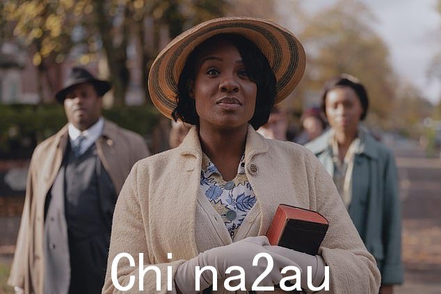 在他的古装剧《三只小鸟》(英国独立电视台,如图)中,他用如此生动的语言将人物塑造得栩栩如生,毫不奇怪地意识到这些人物都是基于真实的人物和他的故事。母亲曾经告诉他