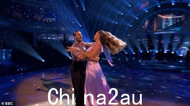 最爱:Craig Revel Horwood、Motsi Mabuse 和 Anton Du Beke 都支持 Zara 和 Graziano,这意味着多数票让他们又坚持了一周