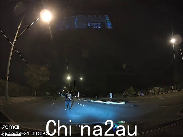 一名惊恐的司机在黑暗的道路中间遇到一名男子,可能避免了暴力劫车