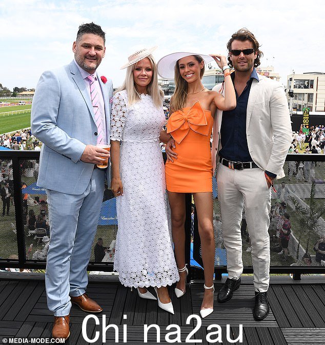 一家人进入会场后,似乎任何紧张的感觉都很快消失了,因为后来看到他们在俯瞰赛道的 VIP 区域内摆姿势微笑着