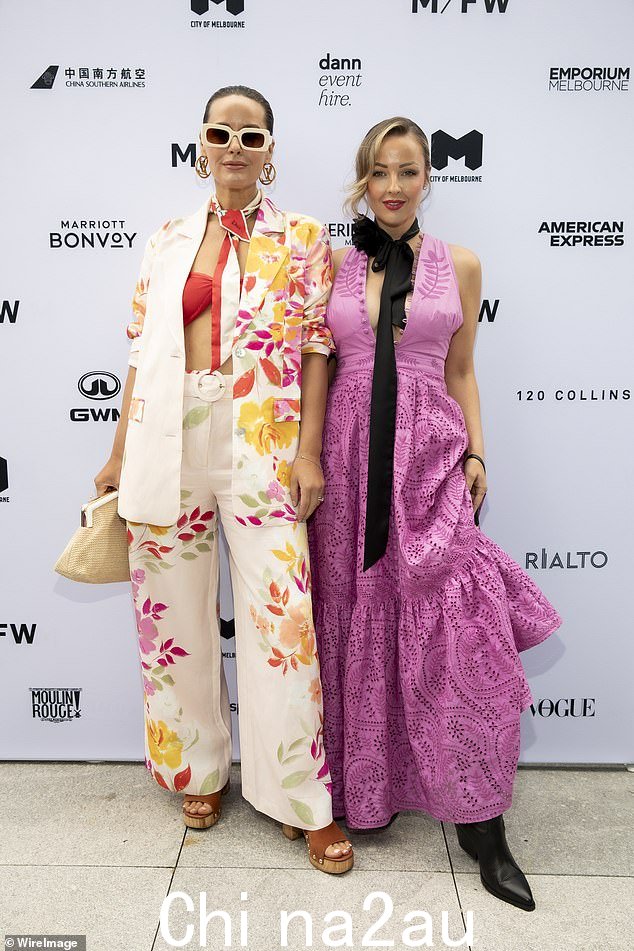 其他地方,前模特 Sarita Holland(左)影响者 Rachel De Oliveira(右)进行了令人瞠目结舌的展示