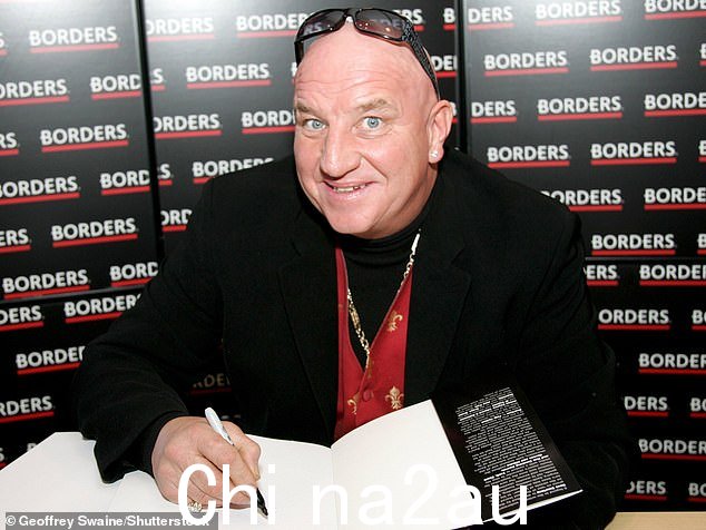 名人黑帮演员戴夫·考特尼 (Dave Courtney) 自称为“英国最令人恐惧的人”,出版了六本书 - 包括《狡猾的戴夫的小黑书》等书