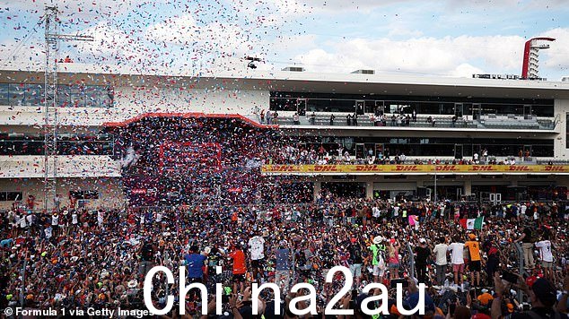 人群庆祝维斯塔潘在美国 F1 大奖赛上获得第二名