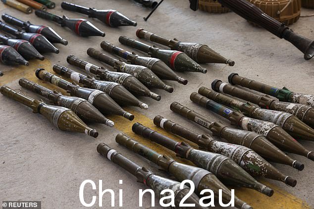 视图显示了 RPG 反坦克手榴弹,这是一系列武器和弹药的一部分,以色列军队称这些武器和弹药是哈马斯武装分子从加沙地带致命渗透后留在以色列南部社区的Strip