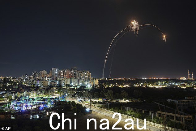 2023 年 10 月 17 日星期二,以色列铁穹防空系统在以色列阿什凯隆发射拦截加沙地带发射的火箭弹