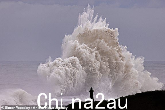 巨浪拍打锡厄姆的岩石暴风雨仍在达勒姆。拍摄于 23/10/23。 WWW.ANIMALNEWSAGENCY.COM - 0044 (0)7494818329
