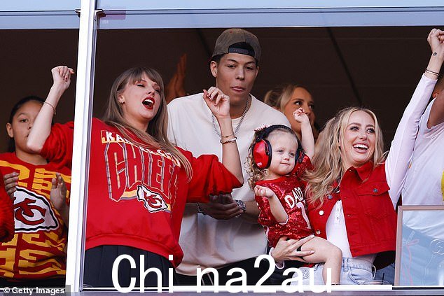 溺爱妈妈:周日,布列塔尼·马霍姆斯 (Brittany Mahomes) 一直是溺爱妈妈,她带着两个孩子和新女友泰勒·斯威夫特 (Taylor Swift) 一起为丈夫帕特里克·马霍姆斯 (Patrick Mahomes) 加油