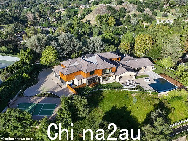 最近:他们最近购买的房地产是位于封闭的 Hidden Hills 社区的一套六居室、七浴室的住宅,他们于 2021 年 3 月以 1130 万美元购买