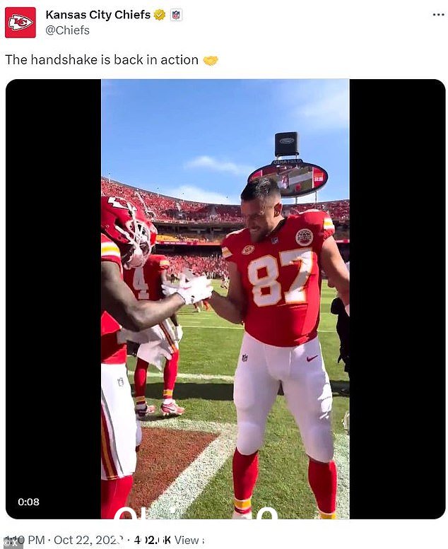 握手似乎与卫冕 NFL 冠军在触地得分后进行的场上握手相对应