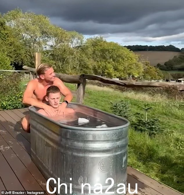 有趣:弗雷迪和杰夫也跳进了钢制浴缸,同时欣赏着令人惊叹的乡村景色