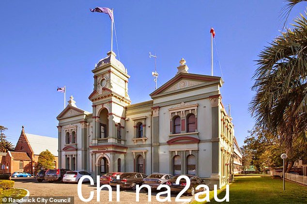 原计划是 11 月 29 日在兰德威克市政厅上方悬挂巴勒斯坦国旗