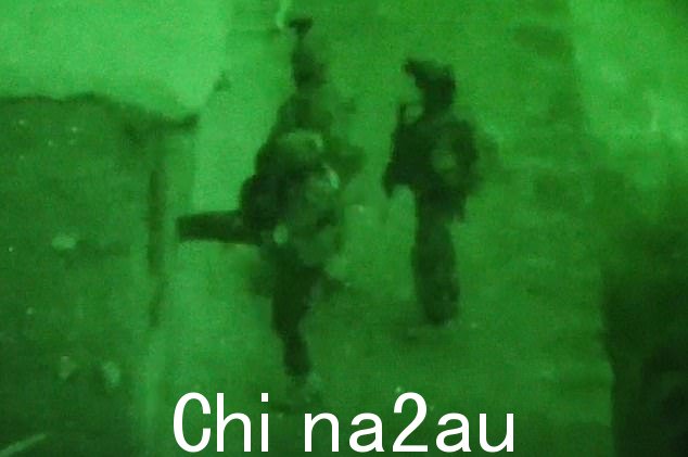 省级重建队 (PRT) 由来自多个国家的军事和文职人员组成。图为夜间执行任务的士兵
