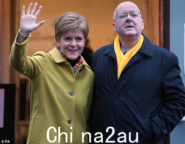 Sturgeon 女士和她的丈夫 Peter Murrell 在八月份遭遇了与汽车相关的尴尬,当时他们的车辆被发现没有缴税