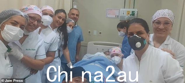 孩子出生后,她和母亲被送往地区妇产医院。她和孩子状况良好