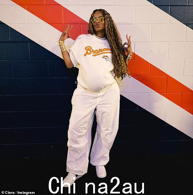 团队精神:37 岁的席亚拉 (Ciara) 穿着白色丹佛野马队 (Denver Broncos) 运动衫、白色裤子和运动鞋,观看丈夫拉塞尔·威尔逊 (Russell Wilson) 和他的队友击败绿湾包装工队 (Green Bay Packers) 19 场比赛,展示了她的比赛日精神和日渐长大的肚子。 -17