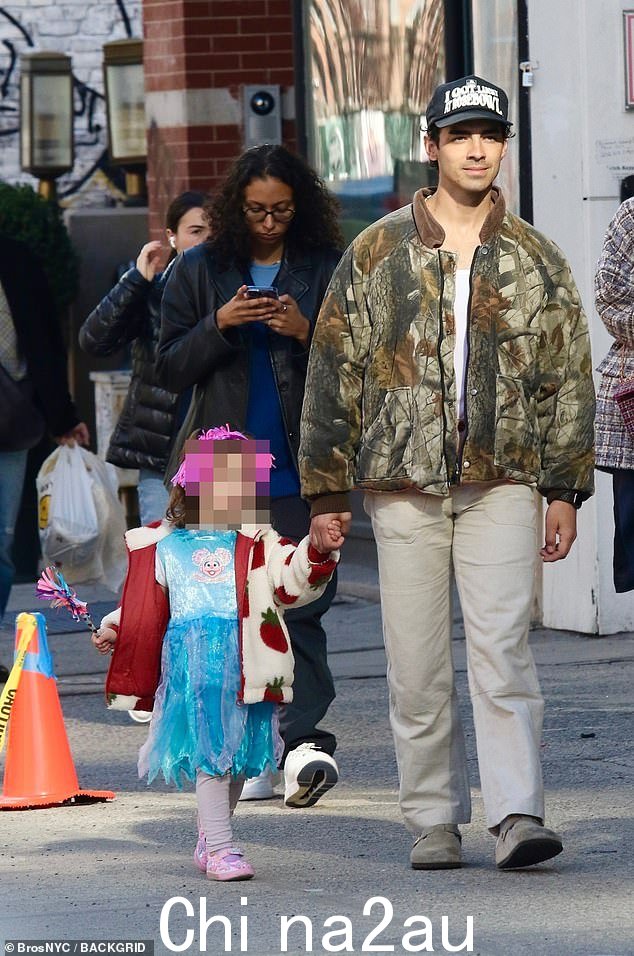 父亲和女儿时间:34 岁的乔·乔纳斯 (Joe Jonas) 与分居的妻子索菲·特纳 (Sophie Turner) 签订了临时监护权协议后,周一与三岁的大女儿威拉 (Willa) 在纽约享受了甜蜜的散步