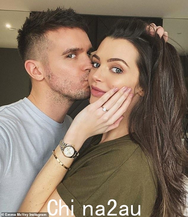 之前:Gaz 单膝跪地求婚后,艾玛炫耀她的订婚戒指