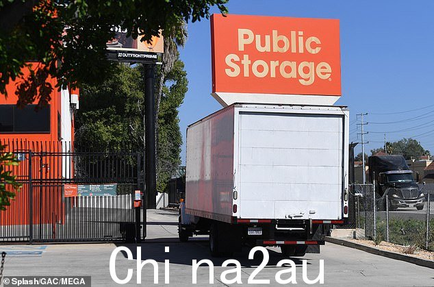 搬运工把她的东西搬到卡拉巴萨斯的一个存储设施,靠近她与分居的丈夫 Dean McDermott 共享的旧家