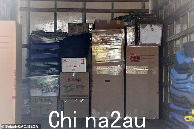 她的大部分物品包括未贴标签的衣服盒、化妆品、洗漱用品、风扇和其他家居用品