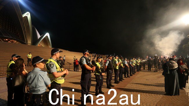 10 月 9 日,悉尼歌剧院的一场支持巴勒斯坦的抗议活动演变成疯狂场面,人群焚烧以色列国旗并高呼反犹太口号。图片:Lisa Maree Williams/Getty Images