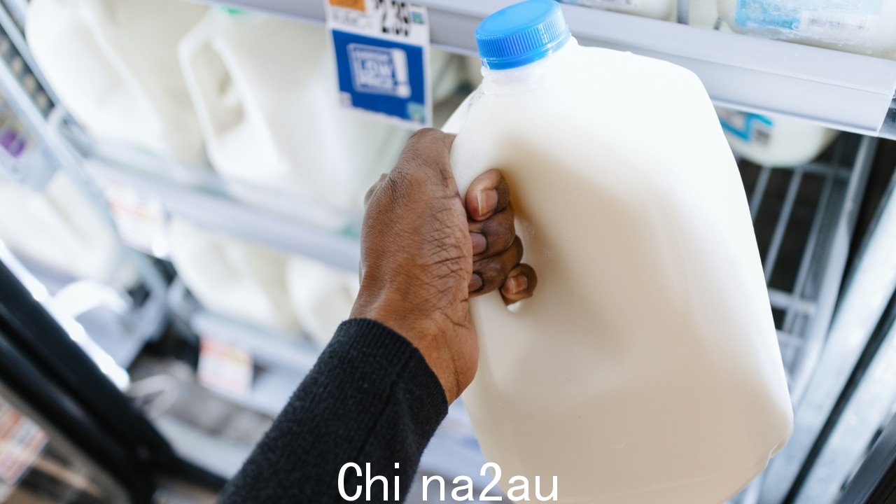 乳制品工人罢工导致牛奶流失一些维多利亚商店的配给” fetchpriority=
