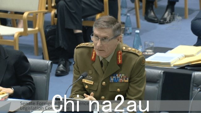 澳大利亚国防军参谋长安格斯·坎贝尔将军对雅基·兰比进行了猛烈抨击，指责塔斯马尼亚参议员在参议院激烈的预算交流中“严重且恶意地”歪曲事实。图片：澳大利亚议会。