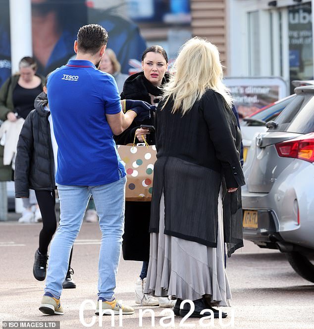 对抗:周三,32 岁的 Shona McGarty 被发现在伦敦北部的 Tesco 停车场与一名购物者和一名保安发生争执