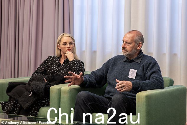 他分享了这两张会议照片,并发誓要为矽肺幸存者挺身而出