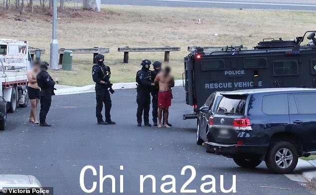 警官逮捕了 Jaeden Tito(身穿红色短裤),同时在附近郊区执行了两次突袭