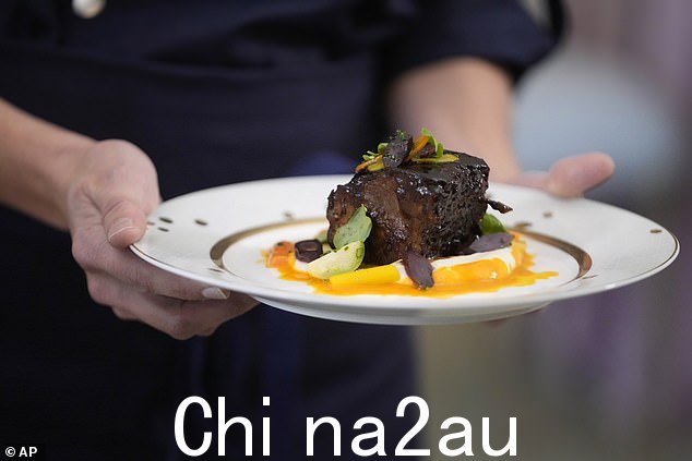 部分菝葜红烧小排客人将在国宴上享用