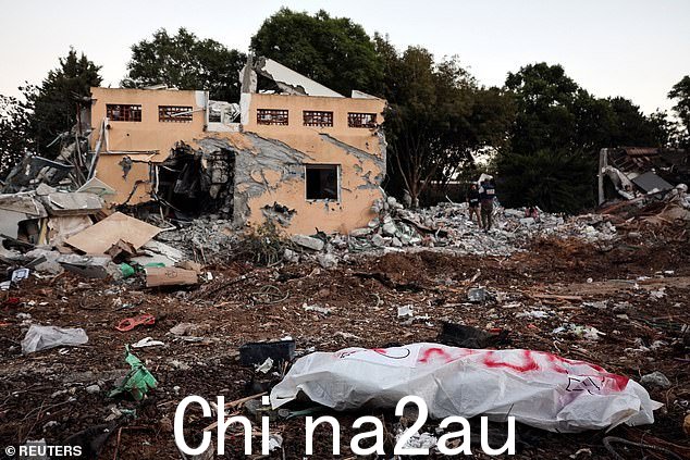 加沙地带哈马斯枪手发起大规模袭击后,以色列基布兹的地上躺着一具尸体