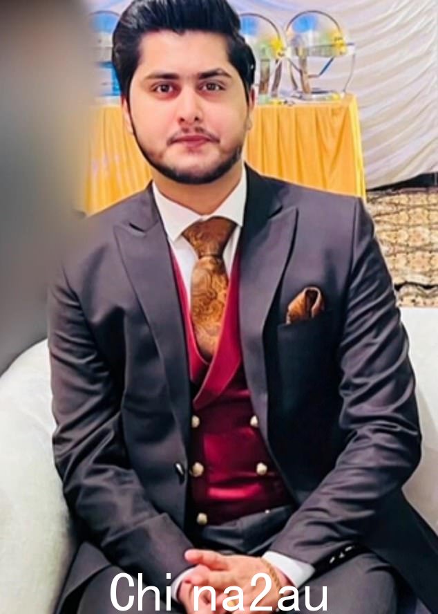诈骗拦截者称他们看到 Sarfraz 的电脑鼠标在屏幕上快速移动,快速打开浏览器选项卡、插入电话号码、更改密码和检查即时消息