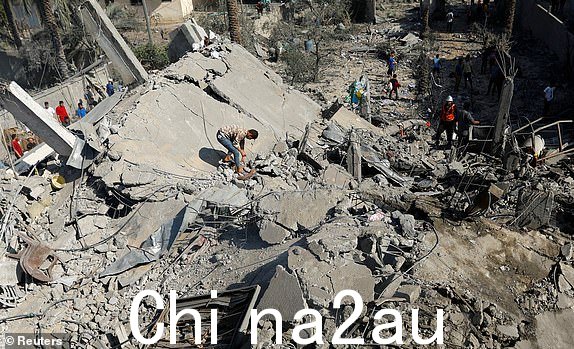 巴勒斯坦人在以色列袭击一所房屋后搜寻伤亡人员， Khan Younis，加沙地带南部，2023 年 10 月 25 日。REUTERS/Ibraheem Abu Mustafa