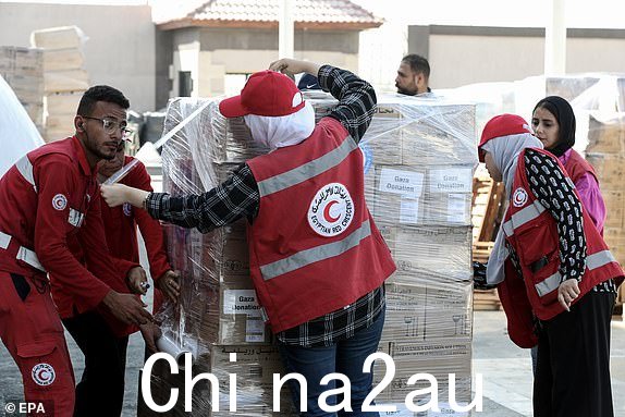 epa10938268 埃及红新月会2023 年 10 月 25 日，协会员工和志愿者在埃及阿里什的一个仓库里处理运往加沙地带巴勒斯坦人的人道主义援助物资。10 月 25 日，国际调解员继续推动更多援助物资进入加沙，并推动逃离的外国人离开冲突。国际人道主义援助车队大部分驻扎在阿里什镇与50公里外拉法边境口岸之间的公路上。据援助组织称，迄今为止，已有 54 辆援助卡车通过埃及边境进入加沙地带，而联合国各机构则要求允许更多卡车进入，因为大多数加沙居民已流离失所到南部地区。剥夺并无法获得食物、电力和医疗用品。据以色列国防军和巴勒斯坦卫生部称，哈马斯武装分子从加沙地带对以色列发动袭击，已造成超过 5,500 名巴勒斯坦人和 1,400 名以色列人死亡。