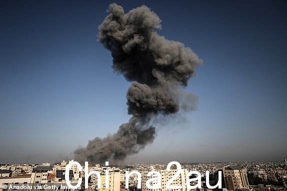 加沙加沙城 - 10 月 25 日：以色列空袭时黑烟升起2023 年 10 月 25 日，加沙加沙城的炮火持续到第 19 天。（照片由 Ali Jadallah/Anadolu 通过 Getty Images 拍摄）