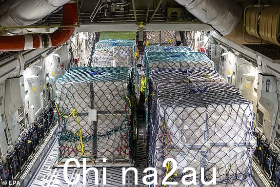 epa10938238 提供的讲义图片2023 年 10 月 25 日,英国国防部 (MoD) 第 99 中队搬运工在英国布里兹诺顿装载一架皇家空军 C-17 飞机。一架载有 21 吨货物的英国皇家空军飞机正在飞往埃及国防部宣布,将向加沙提供人道主义物资。 EPA/AS1 Jake Hobbs/RAF / 讲义强制来源:MOD/CROWN 版权讲义仅供编辑使用/不得销售 讲义仅供编辑使用/不得销售