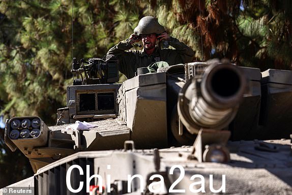 10 月,以色列北部以色列与黎巴嫩边境附近,一名以色列士兵坐在坦克里2023 年 2 月 25 日。REUTERS/Lisi Niesner
