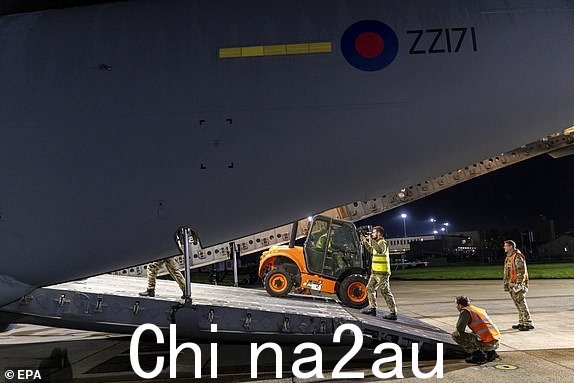 epa10938239 英国国防部 (MoD) 提供的一张讲义图片，显示 2023 年 10 月 25 日，第 99 中队搬运工在英国布里兹诺顿装载英国援助的皇家空军 C-17 飞机。一架英国皇家空军飞机正在飞往埃及的途中国防部宣布，将向加沙运送 21 吨人道主义物资。 EPA/AS1 Jake Hobbs/RAF / 讲义强制来源：MOD/CROWN 版权讲义仅供编辑使用/不得销售 讲义仅供编辑使用/不得销售