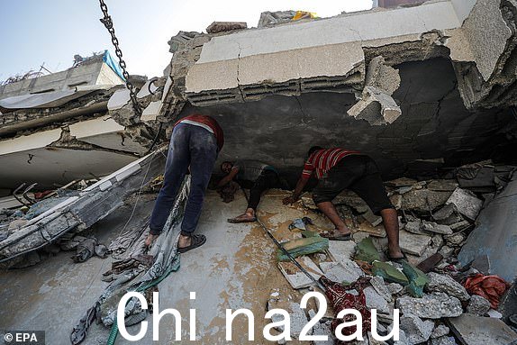 epa10937782 巴勒斯坦人搜索机构和2023 年 10 月 25 日,加沙空袭后,阿尔沙瓦 (Al Shawa) 家房屋被毁,废墟中的幸存者。在清晨的空袭后,至少 13 名家庭成员被确认死亡,另有 8 人在废墟下失踪。据以色列国防军(IDF)和巴勒斯坦卫生当局称,自 10 月 7 日哈马斯武装分子从加沙地带对以色列发动袭击以来,已有 5,500 多名巴勒斯坦人和 1,400 多名以色列人丧生,以色列在加沙和紧随其后的是约旦河西岸。 EPA/MOHAMMED SABRE