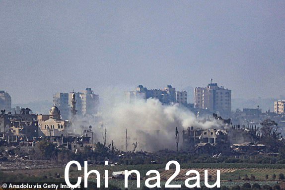 SDEROT，以色列 - 10 月 25 日：可以看到被拆除的住宅区冒出浓烟2023 年 10 月 25 日，以色列斯德洛特市遭受以色列空袭后，从斯德洛特市看到的加沙拜特哈农市。（摄影：Saeed Qaq/Anadolu via Getty Images）