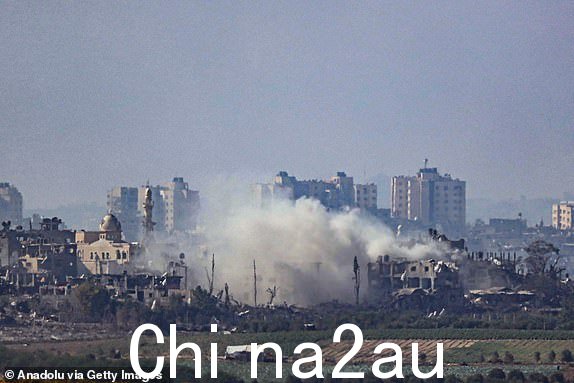 SDEROT,以色列 - 10 月 25 日:可以看到被拆除的住宅区冒出浓烟2023 年 10 月 25 日,以色列斯德洛特市遭受以色列空袭后,从斯德洛特市看到的加沙拜特哈农市。(摄影:Saeed Qaq/Anadolu via Getty Images)