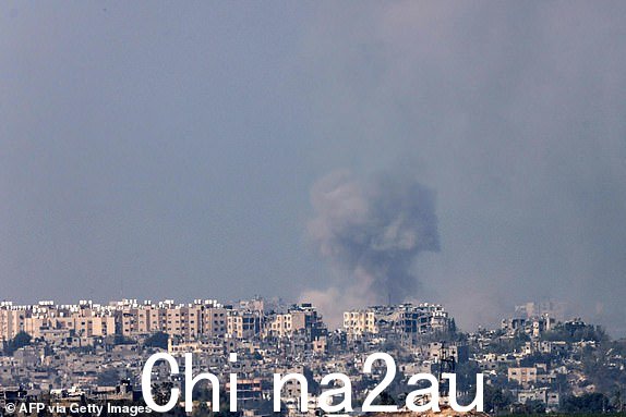 一张从以色列南部城市斯德罗特拍摄的照片显示，2023 年 10 月 25 日以色列发动袭击后，加沙地带北部上空升起浓烟，当时以色列和巴勒斯坦组织哈马斯之间的战斗仍在继续。 （摄影：RONALDO SCHEMIDT/法新社）（摄影：RONALDO SCHEMIDT/法新社，来自 Getty Images）