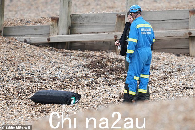 FERRING:武装警卫站在一个装有可疑可卡因的手提包旁边,上面有字母“POPI”