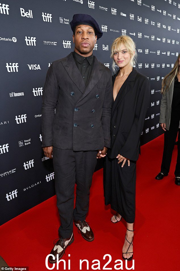 Jonathan Majors 和 Grace Jabbari 出席 2022 年 9 月 12 日在多伦多 Cinesphere 举办的《Devotion》首映式