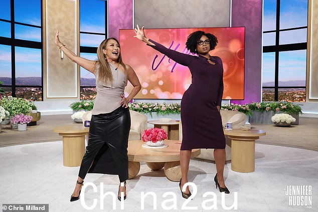 '踩踏!' Carrie实际上第一次见到t42 岁的 EGOT 冠军(右)在福克斯歌唱比赛《美国偶像》第三季中编舞,哈德森获得第七名,幻想曲巴里诺获胜