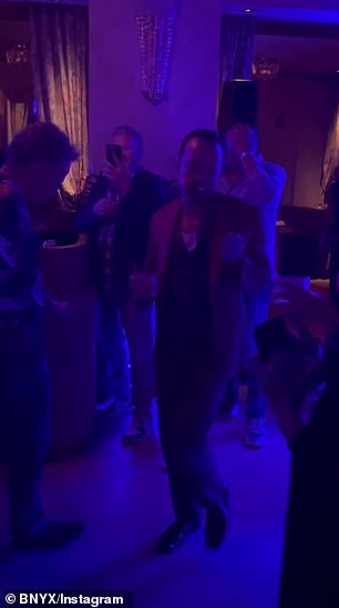 哎呀! Paul(出生于 Sturtevant)和 Cranston 在酒吧结束后,他们在舞池上尽情放松