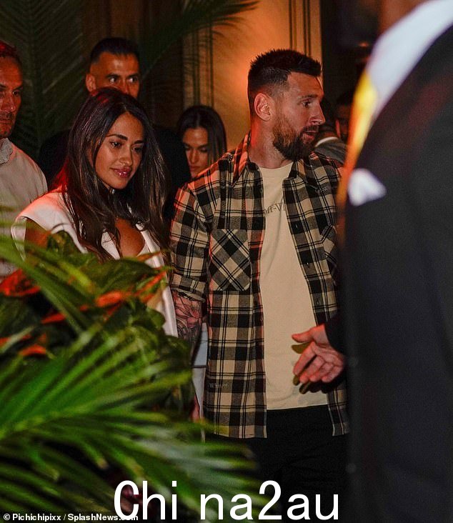 表达支持:莱昂内尔·梅西 (Lionel Messi) 和他的妻子安东内拉·罗库佐 (Antonela Raccuzzo) 与家人一起外出郊游