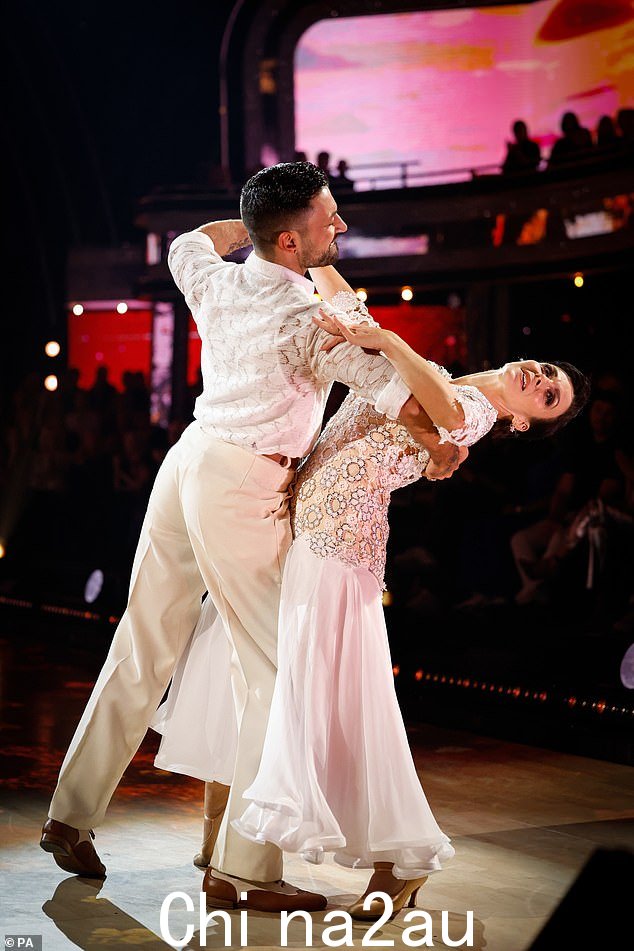 缺席:49 岁的女演员和她的职业搭档 Giovanni Pernice 错过了周六晚上的现场表演,理由是“医疗原因”缺席