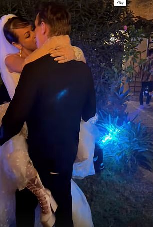 以吻密封:网上分享的活动片段,展示了新娘在舞会上与她的新婚丈夫一起电臀舞和严肃的 PDA 打包
